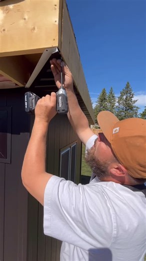 Dick Fast on Instagram: "How to bend H channel This is a handy trim to have in your back pocket! 👌 CHEERS #themroofboys #construction #howto #protip #reels"