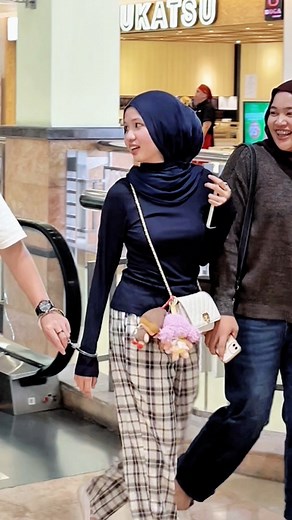 3.8M views · 20K reactions | Handcuff pranks escalator #reelsviralfb #monetasi #comedy #publicfigure #fyp #funnyvideos #contentcreator #viral #jangkauanluas | Ashim Dwintara Real | Facebook