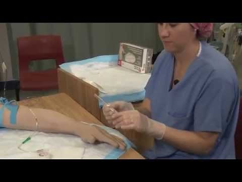 l'insertion de l'intraveineuse et la préparation d'un soluté