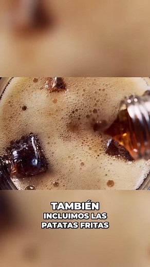 Los alimentos procesados son aquellos que han sido alterados de su forma original mediante métodos industriales, como la adición de conservantes, colorantes, saborizantes, y otros ingredientes. A menudo, estos alimentos son convenientes pero pueden contener altos niveles de sodio, grasas trans y azúcares añadidos, lo que los hace menos saludables que los alimentos frescos y no procesados. Es importante consumir alimentos procesados con moderación y priorizar opciones más naturales y nutritivas e