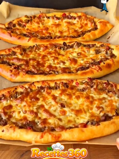 Pide 🥙 Pour la pâte : 1 tasse d’eau tiède 1 tasse de lait tiède ½ verre à thé d’huile végétale 1 cuillère à soupe de sucre 1½ cuillère à café de sel 1 sachet de levure boulangère instantanée 5 tasses de farine Pour la dorure : 1 jaune d’œuf 1 cuillère à soupe de lait Pour la garniture : 400 g de viande hachée 1 oignon 1 poivron rouge (type poivron « kapya ») 2 poivrons verts 2 tomates Sel, poivre noir, huile d’olive Fromage kashar (ou un fromage à pâte mi-dure qui fond bien) Mélangez tous les i