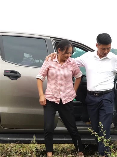 Husband and Wife's Beautiful Wedding Attire Encounter