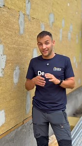 De ce montajul la vata bazaltică este mai scump decât la polistiren? Pentru că este un material mai dificil de lucrat și necesită experiență și atenție sporită: • Irită pielea și căile nazale, ceea ce impune echipament de protecție adecvat • Este mai grea și manevrarea necesită mai mult efort fizic • Necesită o mână suplimentară de masă șpaclu pentru finisaj • Între plăci nu se pune spumă, ci bucăți mici de vată tăiate și ajustate cu precizie • Este un lucru de migală, cu multe detalii ce trebui