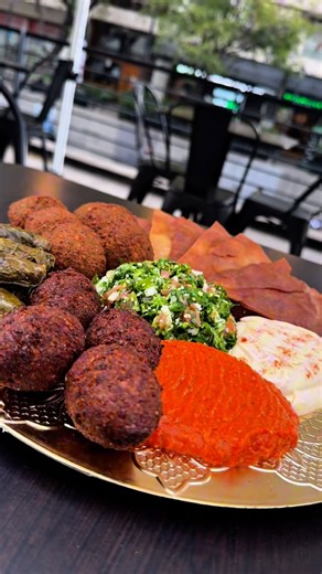 En FOFI tenemos un mundo de sabores esperando por ti, kibbeh, falafel, hojitas de parra, hummus, crema de pimentón, tabule, fatoush 💚 Ven a descubrir todo nuestro menú auténtico y fresco. ¡Si solo has probado el shawarma, todavía no conoces FOFI! 😍 📍Ubicaciones: ✔️ Av. Los Leones 2500, Local 33, Providencia ✔️ Dr. Manuel Barros Borgoño 24B, Providencia (al lado del Metro Manuel Montt, salida C) 🕒 Horarios: Lunes a sábado: 12:00 a 21:30 Domingo: 12:00 a 17:30 👉 Te esperamos para que pruebes 