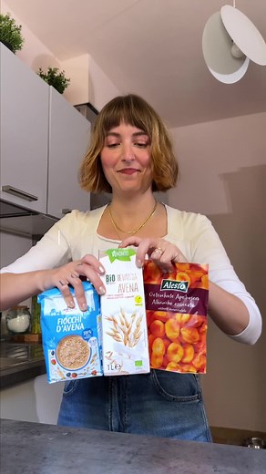 Porridge cremoso con fiocchi d'avena e albicocche
