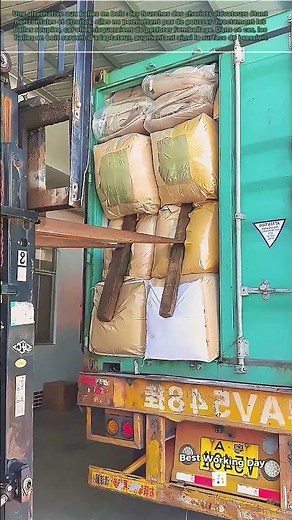 Utiliser des blocs de bois pour compacter les balles dans un conteneur d'expédition