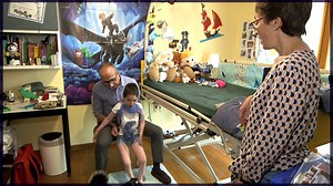 En 2020, Rebecca et Eric étaient parents de 5 enfants dont Nathan le petit dernier qui était atteint de myopathie. Après leurs 4 premiers enfants, ils avaient décidé d’adopter Nathan. | Golden TV