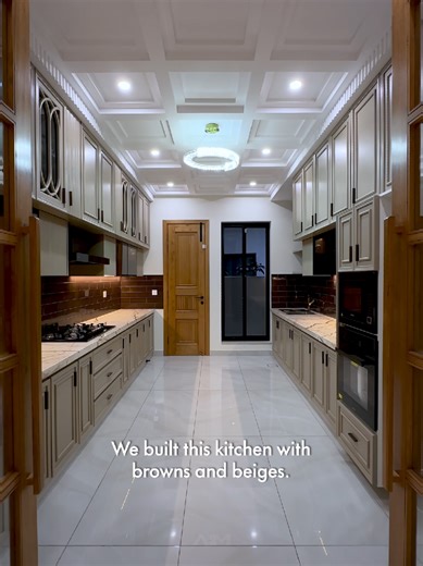 Why Simple Kitchen Cabinet Colors Work Best This kitchen cabinet layout uses soft browns and beiges to maintain a clean and connected look. Every element, from the counter to the backsplash, is aligned during construction for a seamless finish. #kitchen #construction #interiordesign #home #house