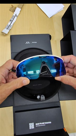 Unboxing Oakley Meta 👓📦First look at what’s inside.#Unboxing #Oakley #Meta #Tech #runner