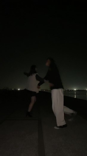 「俺tiktokだけは絶対撮らんって決めとる、きょんがどんだけお願いしてもやらん」って、、、、誘った時に、、、言ってました、、、、よね、、、、、？ #fyp #カップル動画 #カップルの日常 #みちきょん #意外と楽しそうやん #私より楽しんでるやん