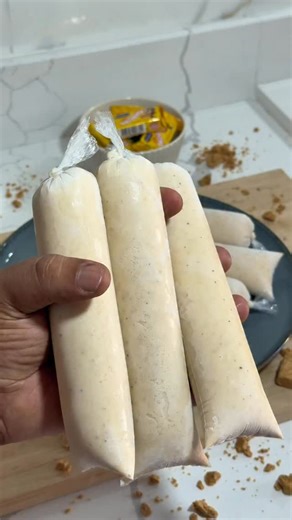 Patrick Santos on Instagram: "Se prepara pra aprender um dos sacolés de amendoim mais gostosos que você já fez 🥜 Simples, prático e fácil de acertar. Cremoso, com sabor marcante e aquele gostinho que lembra a infância… coisa feita com calma e carinho 🤍 Anota aí os ingredientes: • Amendoim torrado e triturado – 250 g • Leite integral – 300 ml • Leite condensado – 1 caixa • Creme de leite – 2 unidades O resultado é um sacolé encorpado, refrescante e bom demais 😮‍💨 Faz aí e depois me conta se n