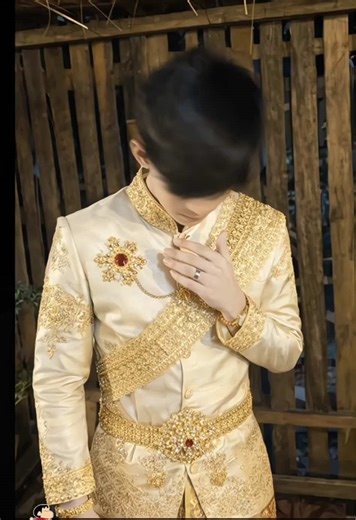 khmer traditional clothes girl ai gemini ai photo prompt khmer traditional clothes gemini photo editអាវប្រពៃណីខ្មែរ cambodia traditional clothing men and girl change this outfit into a cambodian wedding dress សិស្សីស្បែកអាវប្រពៃណីខ្មែរ ដោយប្រើ ai ប្រូមបទរូបថត ai gemini សម្រាប់អាវប្រពៃណីខ្មែរ ការអភិរក្សអាវប្រពៃណីកម្ពុជា ប្តូរសម្លៀកបំពាក់នេះទៅជាសម្លៀកបំពាក់អាពាហ៍ពិពាហ៍កម្ពុជា របៀបធ្វើអាវប្រពៃណីកម្ពុជា គំរូអាវប្រពៃណីកម្ពុជា សិក្ខាសាលារូបថតសម្លៀកបំពាក់អាពាហ៍ពិពាហ៍ប្រពៃណីកម្ពុជា ប្រូមបទ gemini សម្រាប