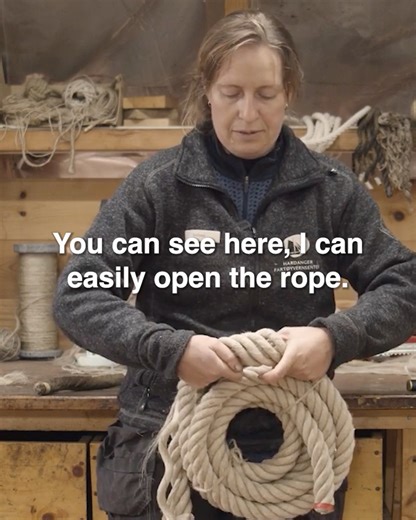 Ropemaker Sarah demonstrates how to examine the quality of your hemp rope - the clip is a part of a lecture you can find on our YouTube channel. . Nokre år tilbake strøymde me eit lynseminar frå reiparbana om kvalitet i hampetau. No har me fått teksta føredraget til engelsk, og deler i den samanhengen nokre klipp. Heile leksjonen kan du sjå på YouTube-kanalen vår. 2/2 | Hardanger fartøyvernsenter