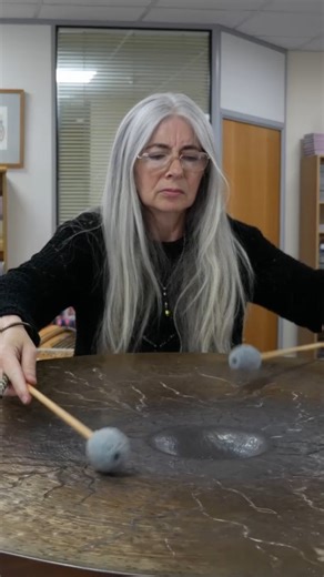 In this fourth of my series of videos, exploring 'The Giant Cymbal' created by instrument maker Steve Hubback, I wanted to use these soft marimba mallets for a roll. You can find a longer video on my YouTube channel, linked through in the first comment / in my bio! #EvelynGlennie #DameEvelynGlennie #TheEvelynGlennieSoundForge #Cymbal #Improvisation #Percussion --- Video description: Evelyn is stood behind a large timpani, on top of which rests 'The Giant Cymbal'. She uses four marimba mallets wi