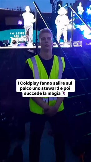 Concerti Pop on Instagram: "Un momento inaspettato ha sorpreso e divertito migliaia di fan durante l’ultimo concerto dei Coldplay. La band di Chris Martin è famosa per trasformare ogni show in un’esperienza unica, fatta di emozioni, colori e coinvolgimento del pubblico. Questa volta, però, a rubare la scena non è stato un fan, ma uno steward. Durante lo spettacolo, lo steward – inizialmente impegnato nel suo lavoro di sicurezza ai margini del palco – è stato invitato a salire sul palco dalla ban