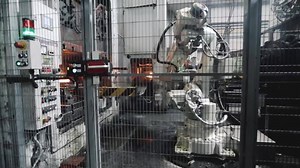 26K views · 81 reactions | ROBOTI A TRAKTORY Aby mohly traktory jet do hor orat brambor, musí je nejdřív někdo postavit. A my jako vždy rádi pomůžeme. V rámci pilotního projektu byl náš robot nasazen do firmy Zetor Kovárna, kde manipuluje se žhavými díly, vážícími 12 kg. Náročnou a potenciálně nebezpečnou práci tak odvedeme my, a pracovníci se mohou soustředit na komplexnější a zajímavější činnosti. | ABB | Facebook