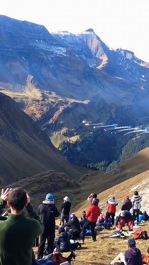 𝗧𝗥𝗔𝗩𝗘𝗟 𝗪𝗢𝗥𝗟𝗗 𝗫𝗟 ® on Instagram: "Wow do you ever seen this before? Tag someone to see this! Follow @travelworldxl 🎥 @? #fly #plane #planespotting #travel #incredible"