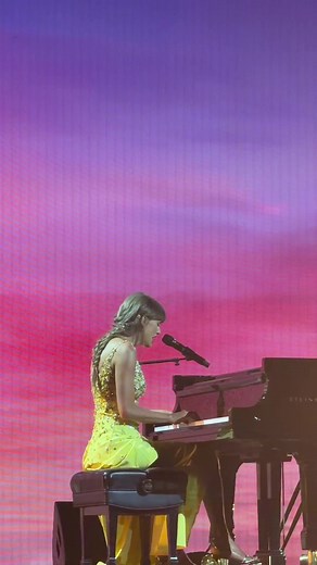 Taylor Swift Performs 'I Knew It, I Knew You' at Toy Story 5 Premiere