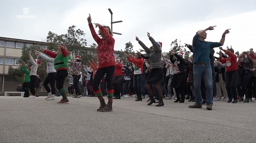 [INITIATIVE] Dans le cadre d'un partenariat entre le Lycée Louise Michel Narbonne et l' Association Petits Princes, les enseignants et les élèves ont réalisé un flashmob #Narbonne | Ville de Narbonne