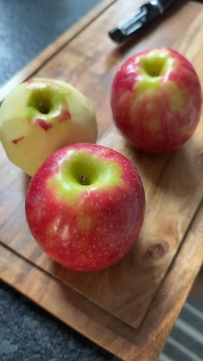 3 comments | Soft, cinnamon-kissed apples that taste like a warm hug for your nervous system. No sugar highs, no crash…just slow comfort in a bowl 殺 Serving ideas: Spoon over oatmeal, yogurt, or pancakes. Swirl into chia pudding or toast. Eat warm straight from the bowl when your body’s asking for grounding. Comment below your favorite apple recipes ⬇️ #autumn#fall#recipes#fallrecipes#apple#appleseason#warm#cozy | Suzanne Brenish | Facebook