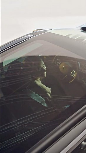 ID.7 Smart Glass: The car that opens up the world – with Panoramic Sunroof Smart Glass feature.