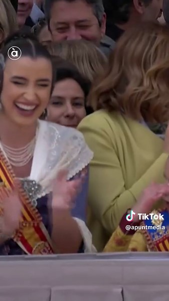 🔨 Hui la pirotècnia Alpujarreña volia que tota la plaça de l'Ajuntament tremolara al ritme del martell de Thor. En una disparada plena de ritme, la pirotècnia ha aconseguit enfosquir un sol de justícia. Per això hui també la catedral de la pólvora estava de gom a gom: ara que ja estem més a prop del cap de setmana, milers de persones s'hi han acostat a gaudir de la #Mascletà12 de les #Falles26. 👉Torna a vore-la en el nostre web i no t'oblides de valorar-la.