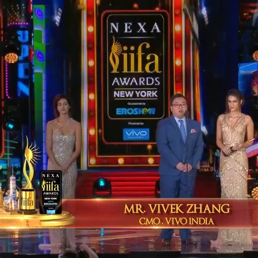 Shilpa Shetty ne kiya yoga IIFA ke manch par #IIFA #Bollywood #IIFAThrowback #ShilpaShetty #ManieshPaul | IIFA Awards