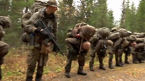 Im letzten Teil der sechsteiligen Serie müssen die Marineinfanteristen des Seebataillons einen letzten Kraftakt aufbringen, um die 17 Stunden Marsch zu bestehen. Das Joint Mountain Training in Norwegen fordert körperlich und geistig alles von den Kameraden. Am Ende zählt nur der Kopf: https://youtu.be/wTNFfW9MlDY (Video: Bundeswehr) | Bundeswehr
