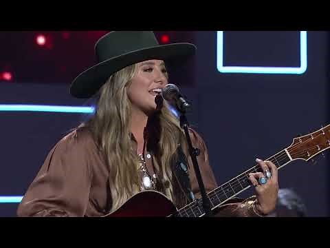 Lainey Wilson – Workin’ Overtime (2022 ACM Honors Performance)
