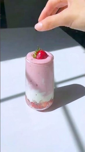 Easy 3-Minute Strawberry Smoothie Recipe 🍓🥤#shorts #shortsfeed #recipe