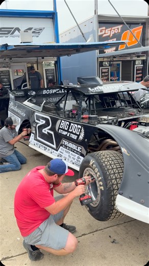 The scramble is on for Cody Overton and crew after a hard crash in #DLMDream qualifying at @eldoraspeedway. | FloRacing