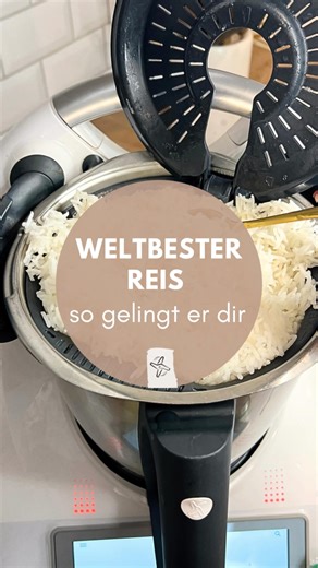 Perfekter Reis im Thermomix! 🍚 @fitgemixt Keine harten Körner, kein matschiges Ergebnis. Der Trick? Gründliches Waschen! Einfach im Mixtopf durchspülen und kochen und genießen. 🌟 Anleitung zum Abspeichern ⬇️ Wäscht du Reis 🌾 vor dem Kochen ? Das solltest du unbedingt tun, denn das Waschen von Reis vor dem Kochen entfernt überschüssige Stärke und Reisstaub. Dies trägt dazu bei, dass der Reis lockerer und weniger klebrig wird. Durch das Spülen werden auch Verunreinigungen und Reste von Schmutz 
