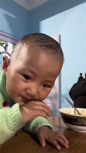 June’s first taste test on Shin Ramyun. Shocked to see her spice tolerance. 🌶️ Anyways, I just gave her fee bites.