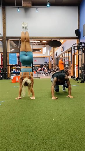 Handstand contest with a supporter: Who wins?