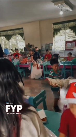 POV: ‘YUNG PANABONG NI PAPA ANG NASA WISHLIST MO 🐓😂 Sa Exchange gift sa school ng batang si Ion, ang mga magulang nila ang magreregalo sa kanila. Kaya laking tuwa ni Daddy Ronnie na ang hiling ng kanyang anak… kayang-kaya niyang ibigay. Paano ba naman kasi… ang hiling lang ng bata… Panabong na manok lang ng kanyang ama! PANOORIN! #FYP | GMA Public Affairs