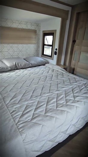 2025 Keystone Raptor 352