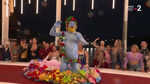 Barbara Butch et Philippe Katerine dans le tableau "Festivité" lors de la cérémonie d'ouverture des JO de Paris