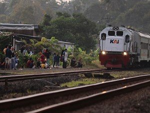 299K views · 2.9K reactions | Sore yang syahdu di lintas Pekuncen, kab Banyumas. ada KA Joko Tingkir, Gaya Baru Malam Selatan, Purwojaya dan Progo. Selamat menyaksikan #instadaily #fypシviralシ2024 #reelsvideoシ #railway #keretaapi #trains #railfans #railfanning #trainspotting #keretaapiindonesia | Java Railfanning | Facebook