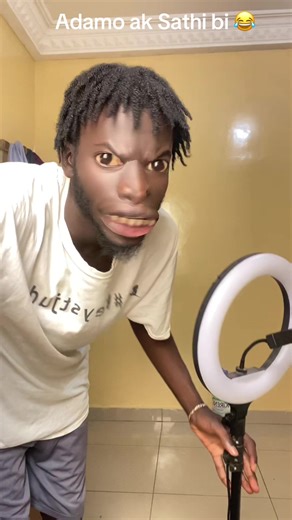 Adamo ak Sathi bi: Komedi ak Kèk Edikasyon