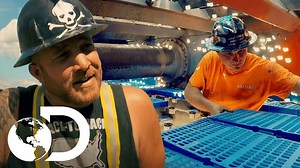 1.5M views · 14K reactions | El equipo de mineros de Parker Schnabel corre contra reloj para reparar el tamiz vibratorio que se rompió tras un error humano, pero el daño llega a miles de dólares ¿Será una temporada perdida?#FiebredelOro #K | Discovery Latinoamérica | Facebook