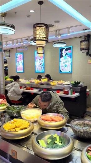 Shenzen market food train eatery