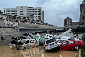 郑州暴雨引发洪水，至少33人死亡