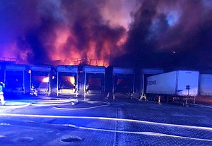 Pożar hali pod Poznaniem. Trwa walka z ogniem