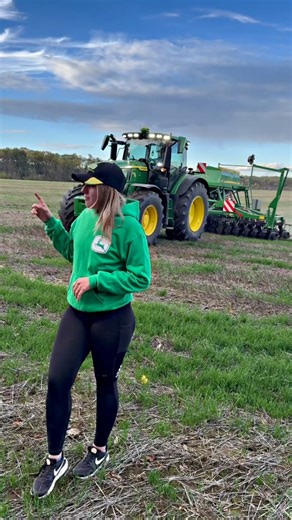 🚜 Testăm tehnologia NoTill pe teren! Am avut ocazia să lucrez cu semănătoarea NoTill primită în demo prin parteneriatul cu IPSO, pentru a analiza beneficiile reale ale acestei tehnologii în fermă. 🔝 A fost o adevărată plăcere să lucrez cu acest utilaj — precis, eficient și gândit pentru agricultură modernă, cu impact redus asupra solului. 🌱 Urmează să monitorizez cu atenție evoluția culturii semănate și să documentez fiecare etapă, pentru a vedea în mod obiectiv dacă tehnologia NoTill oferă r