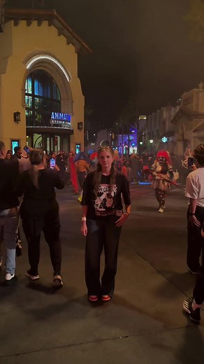 peep the whole clown crew having a metal concert in back of me @Universal Studios Hollywood @viri #hhn #halloween #spookyseason #clown #fyp
