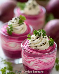 Verrines de Betterave et Fromage Frais Gourmandes 🌸🧀 Ingrédients (pour 4 à 6 verrines) : 2 à 3 betteraves cuites (selon taille) 🥰 150 g de fromage frais (type Saint-Moret ou Philadelphia) 🧀 2 cuillères à soupe de crème fraîche 🥄 1 cuillère à soupe de jus de citron 🍋 Sel au goût 🧂 Poivre au goût 🌶️ Herbes fraîches ciselées pour la décoration (ciboulette, persil ou aneth) 🌿 Instructions : Préparer les betteraves : Si elles ne sont pas cuites, plongez-les dans l’eau bouillante pendant 30 m