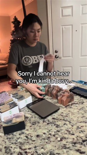 So much goes into selling soap. Collecting supplies, actually making the soap, cutting, curing, wrapping, hours and hours at the farmers market. ❤️ https://soap-central.com/ #goatsmilksoap #naturalsoap #sensitiveskin #oddlysatisfyingvideo #smallbusiness