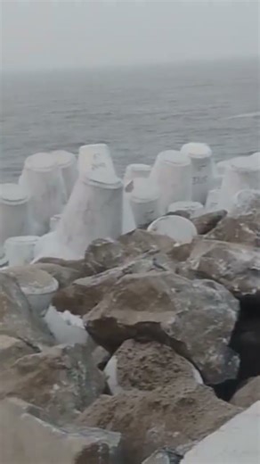 Tetra port placing cement tetrapod flashing samudra mein Tetra port placing