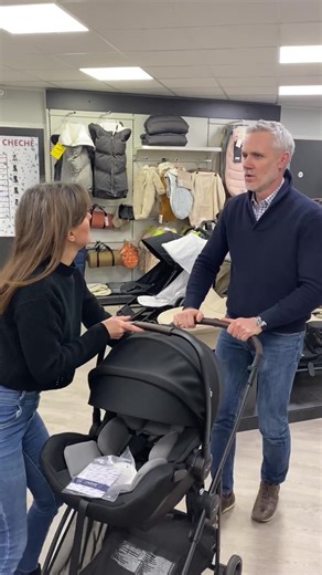 🚫 Cosy mal installé… erreur classique ! Petite mise en scène aujourd’hui 👀 Je pars en promenade… cosy face route ❌ Ma collègue m’arrête : NON 🙅‍♂️ 👉 Un cosy s’installe dos à la route, même sur la poussette. Un détail qui change tout en matière de sécurité. Test signé par Sébastien de #GafiClub chez #bébé9Lyon #SécuritéBébé #Cosy #Prévention