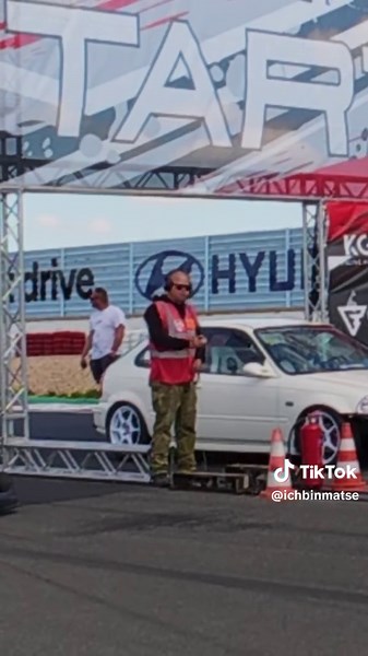 @Nico Turbo Civic gegen Kawasaki GoKart 🤩 Ja vielleicht war das rennen etwas unfair und es war eh klar wer gewinnt.. aber ich fands sehr geil die beiden Karren gegeneinander starten zu sehen #turbocivic #kawasaki #kart #dragrace
